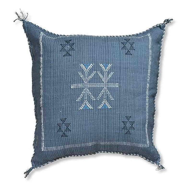 Bohemian blauw sabra kussen met natuurlijke kleurstoffen en rustige patronen, perfect voor Ibiza sfeer binnen en buiten.