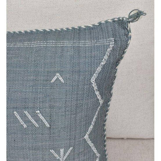 Sabra kussen met bohemian stijl in blauwzwart met rustige, heldere patronen, perfect voor een Ibiza sfeer in huis of tuin.