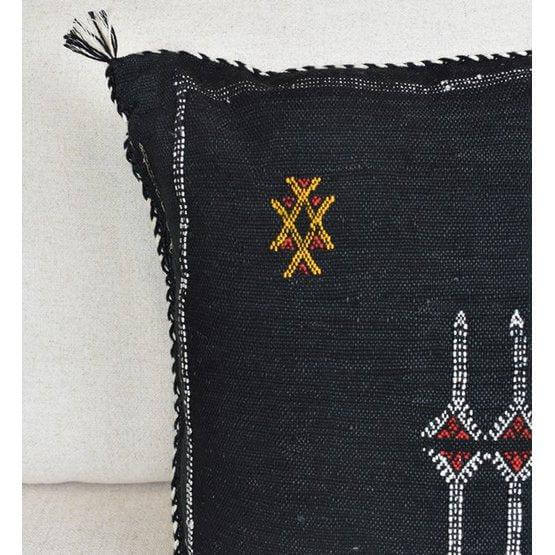 Zwart Sabra kussen met bohemian patronen, perfect voor een Ibiza sfeer in je tuin of woonkamer. Gemaakt met natuurlijke kleurstoffen.