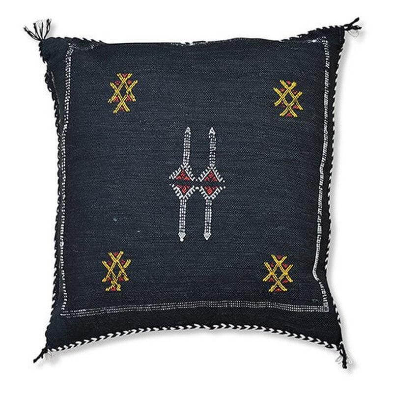 Alt Tag: Zwart Sabra kussen met kleurrijke patronen, bohemian stijl, perfect voor binnen en tuin voor een Ibiza sfeer, natuurlijke verf.