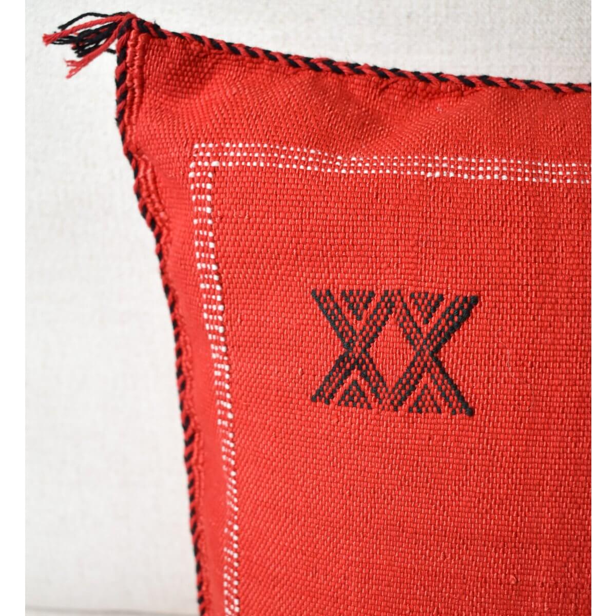 Bohemian Sabra kussen met rode stof en zwarte borduurdetails, perfect voor een Ibiza sfeer in huis of tuin. Handgeweven elegantie.
