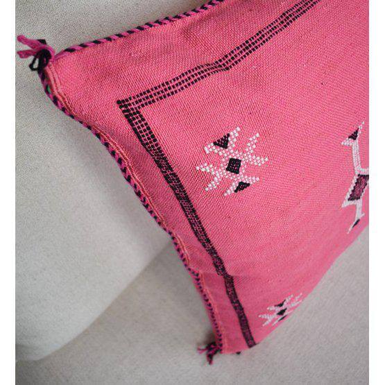 Roze Sabra kussen met bohemien patroon, ideaal voor een Ibiza-sfeer in tuin of huis.