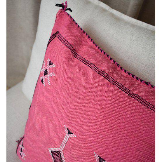 Fuchsia Sabra kussen met bohemian patroon, ideaal voor binnen en buiten. Natuurlijk geverfd, perfect voor een Ibiza sfeer in je tuin.