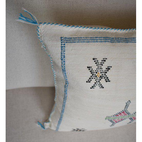 Bohemian Sabra kussen met rustig patroon en natuurlijke kleurstoffen, perfect voor binnen en buiten voor een Ibiza-sfeer.