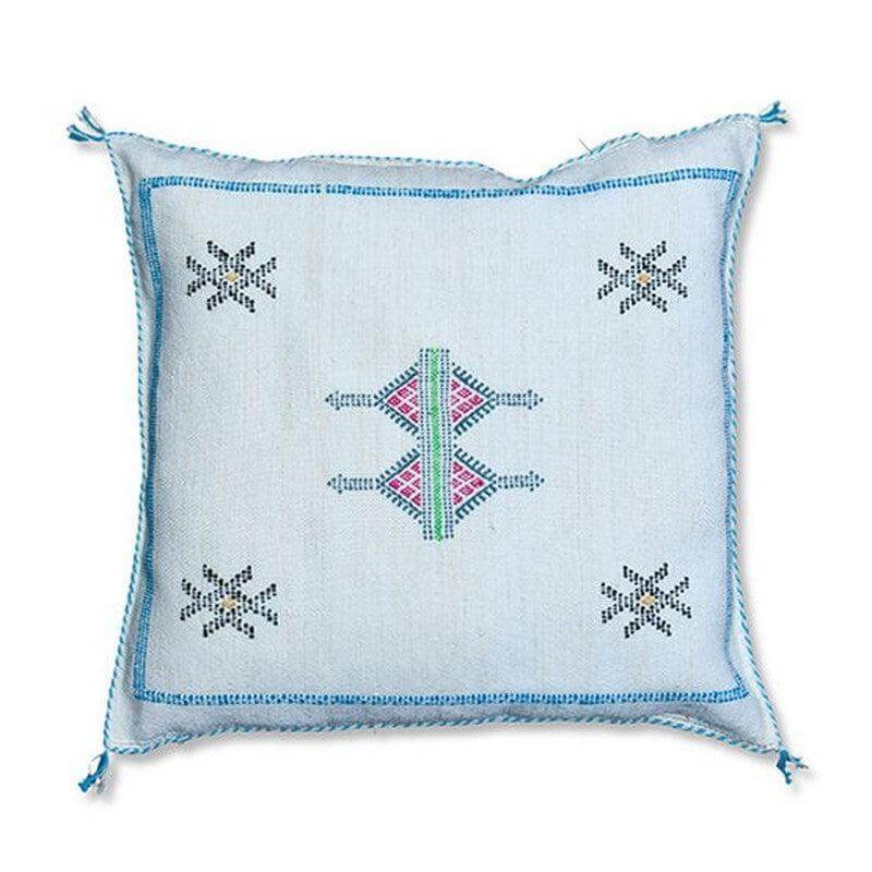 Bohemian Sabra kussen met rustige pastelkleuren en heldere patronen, perfect voor binnen en tuin, geïnspireerd op Ibiza-stijl.
