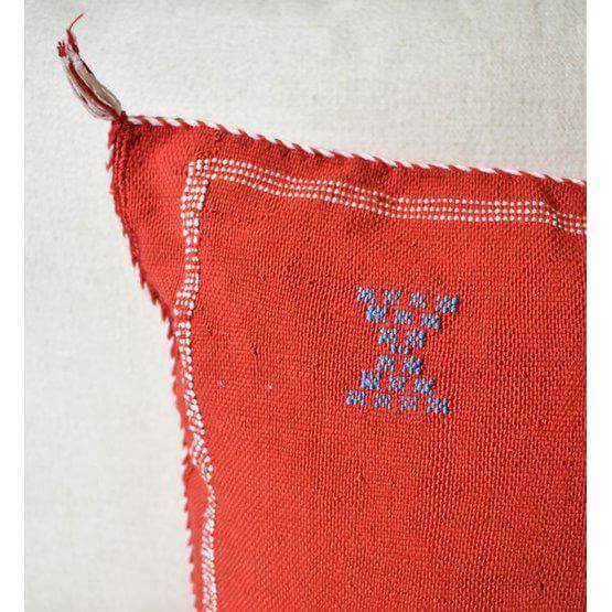 Rood Sabra kussen met blauwe bohemian patronen, ideale toevoeging voor een Ibiza sfeer in je interieur of tuinmeubelset.