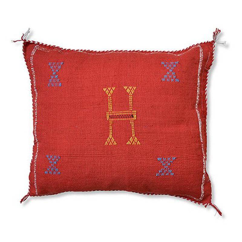 Rood Sabra kussen met bohemian patroon, rustiek en kleurrijk, ideaal voor binnen en buitengebruik voor een Ibiza sfeer.