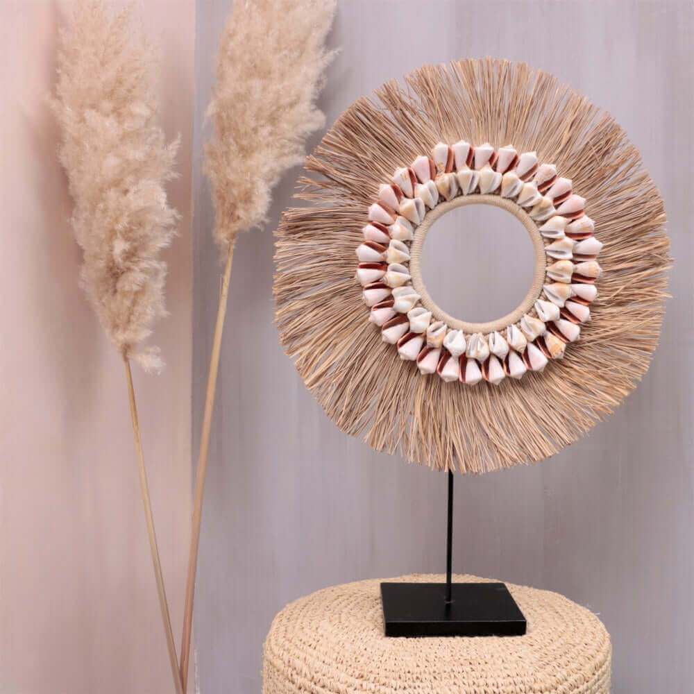 Elegante schelpenketting op standaard, onderdeel van de Hawaii XL collectie, handgemaakt met natuurlijke zee-elementen voor interieur.
