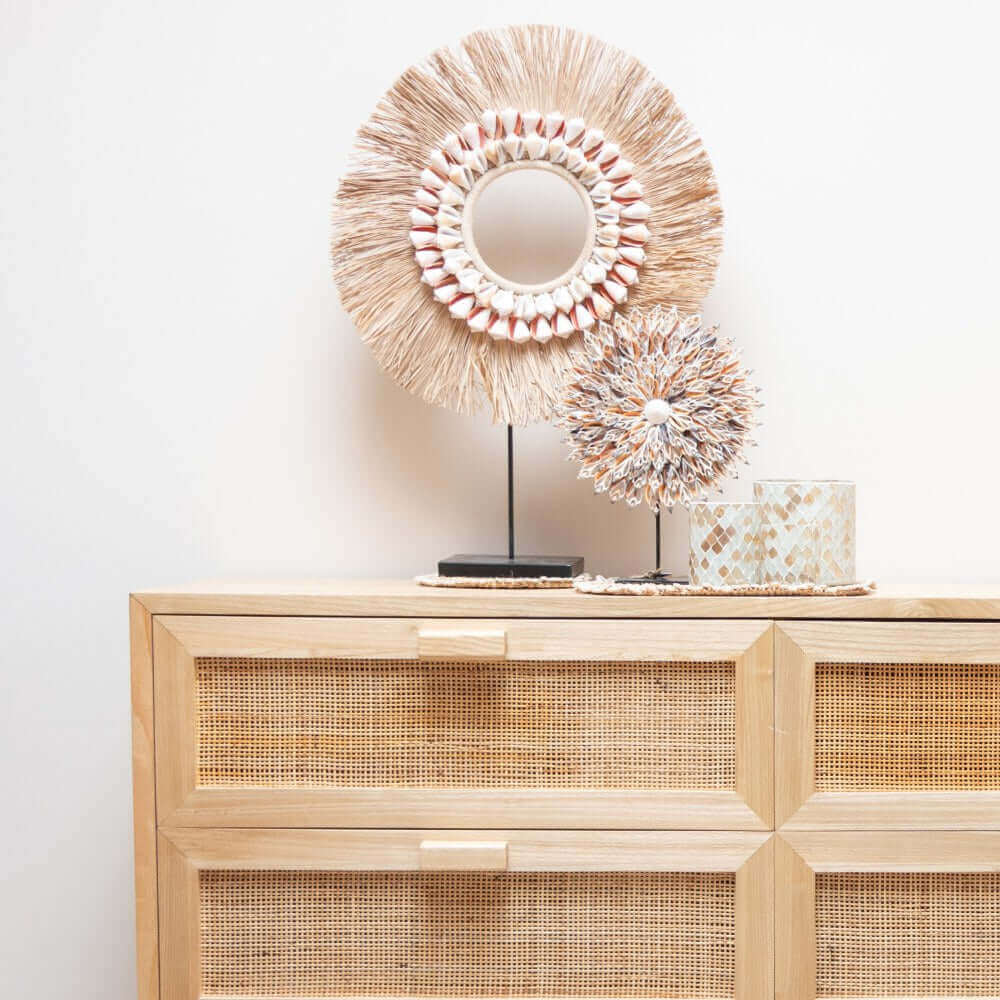 Schelpenketting op standaard Hawaii XL op houten kast, met handgemaakte schelpendecoraties voor een stijlvolle interieurinrichting.