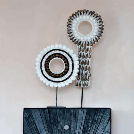 Handgemaakte schelpenketting op standaard Indra met unieke zeeschelpdetails, perfect voor interieurdecoratie.