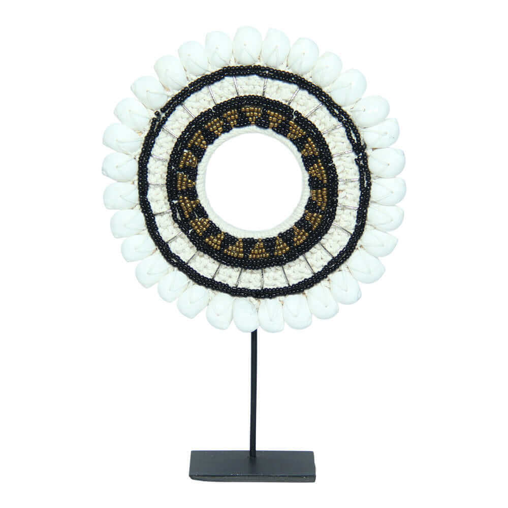Unieke schelpenketting op standaard Indra, handgemaakt kunstwerk voor interieurdecoratie, vangt de schoonheid van de zee.