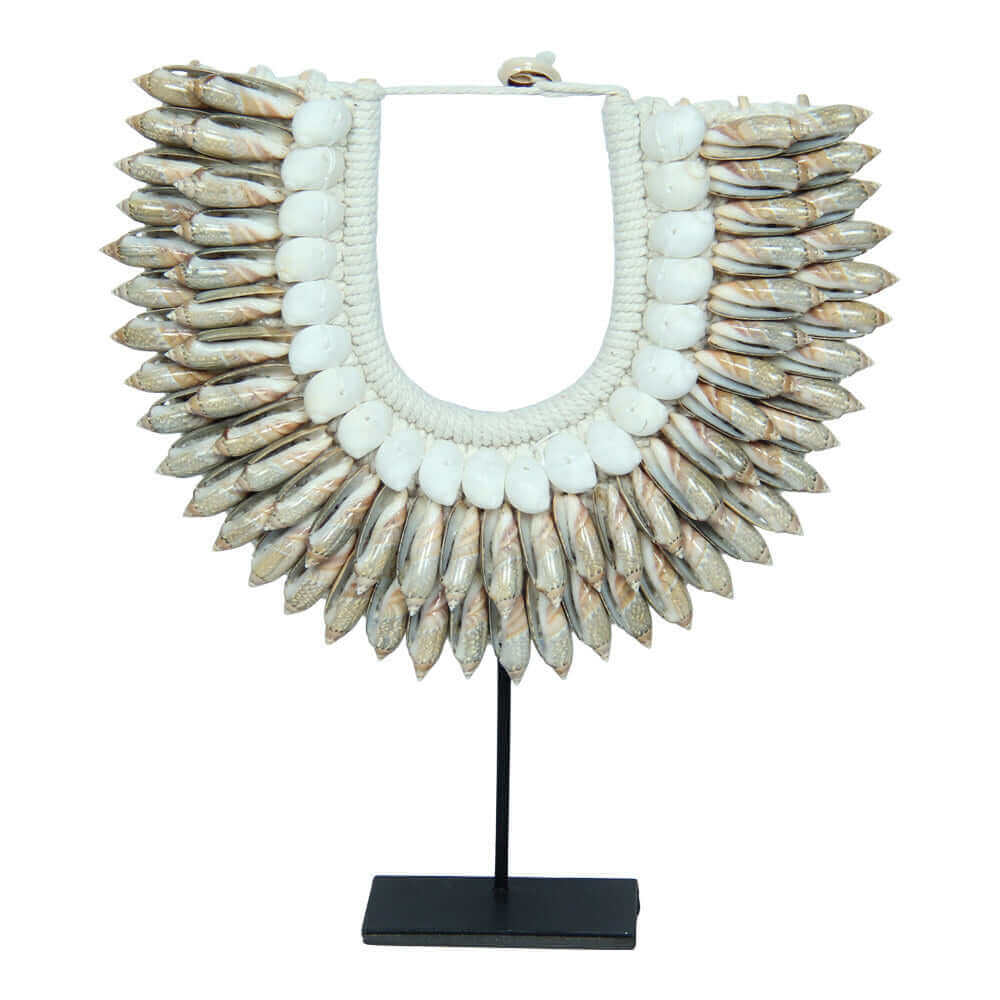Handgemaakte schelpenketting op standaard Melati, kunstzinnige decoratie voor interieur, uniek zee geïnspireerd design.