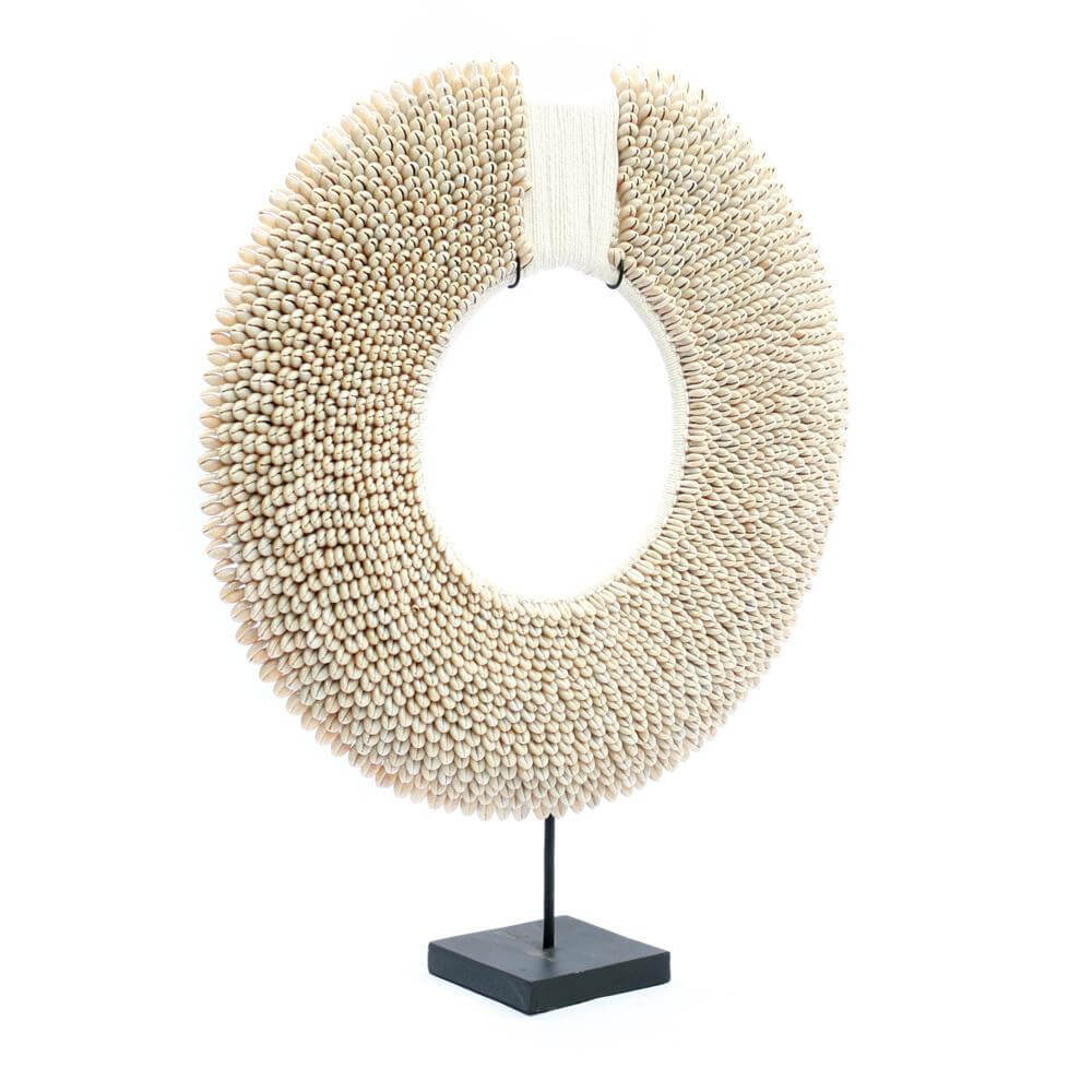 Alt Tag: Schelpenketting op standaard, ring van overlappende schelpen voor een kustgevoel, eyecatcher voor Ibiza woonkamer