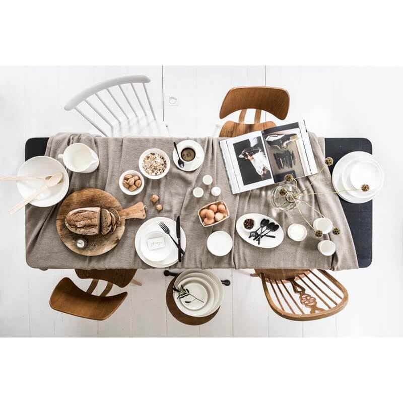 Stijlvolle tafel met wit porselein servies en brood, ideale setting voor een gezellige maaltijd. Ontdek het Klassiek Wit servies.