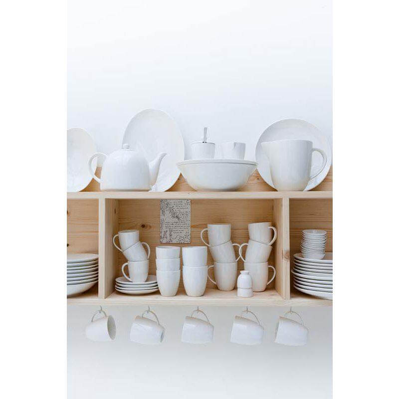 Servies Set/36 Klassiek Wit porselein op houten plank, vtwonen, Nederlandse markt, elegante witte serviescollectie.