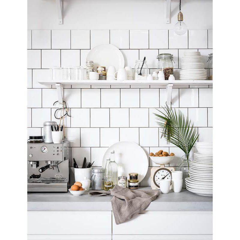 Alt Tag: Keuken met witte porseleinen servies, espressoapparaat en groene palmdecoratie, servies Klassiek Wit set/36 van vtwonen.