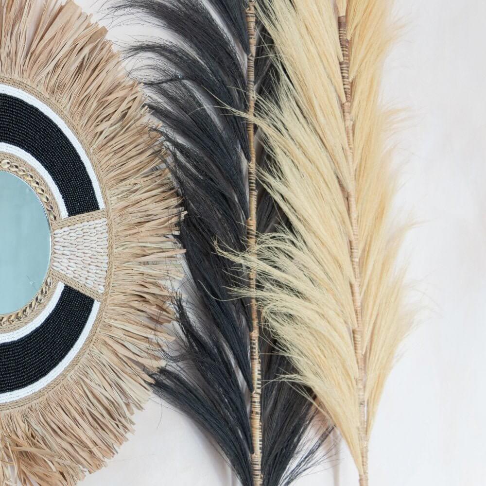 Spiegel Zeegras Eli met schelpen en palmtakken, tropische decoratie voor interieur, straalt warme en ontspannen sfeer uit.