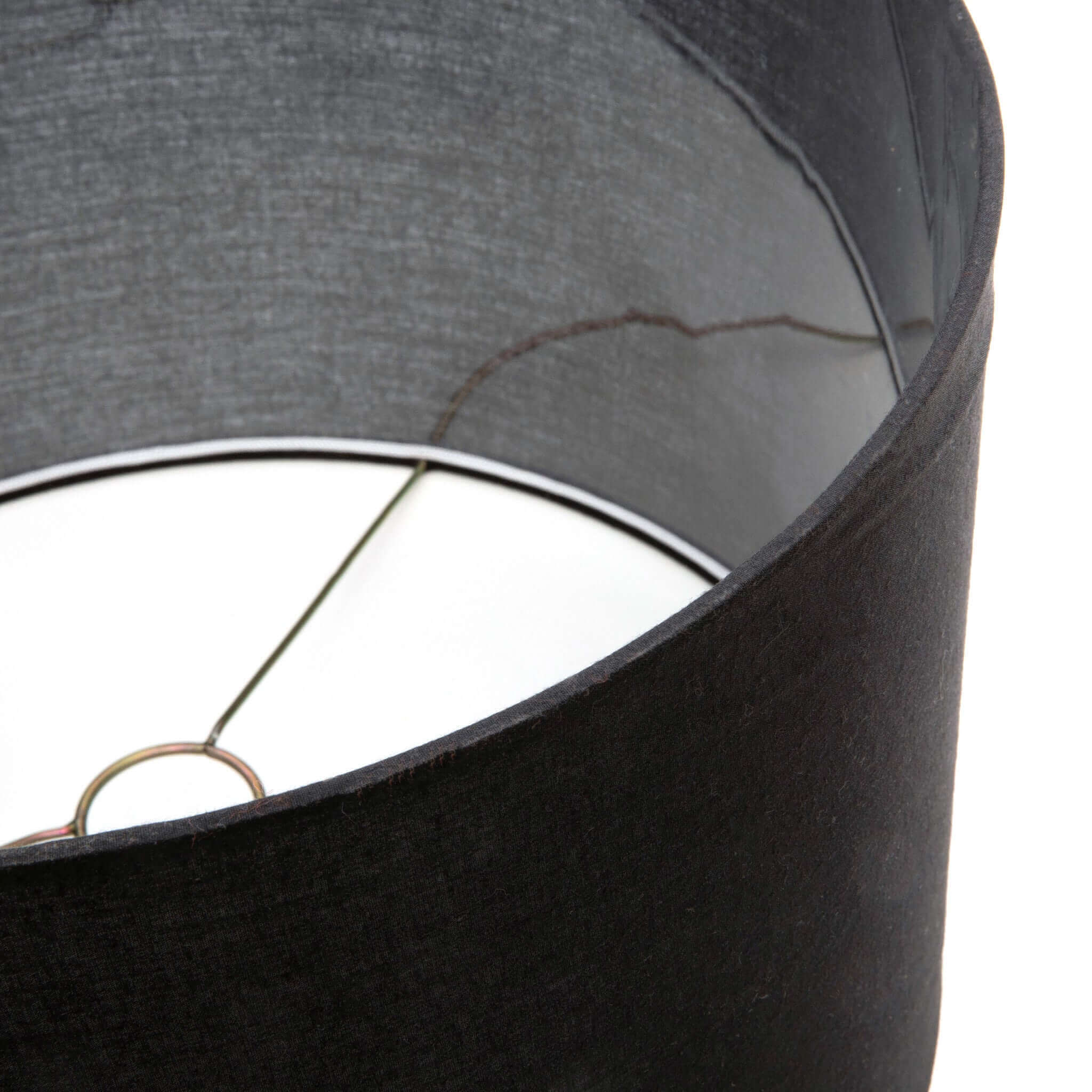 Close-up van zwarte stoffen kap van teakhouten tafellamp, perfect voor sfeervolle verlichting, met kustlook. Inclusief kabel.