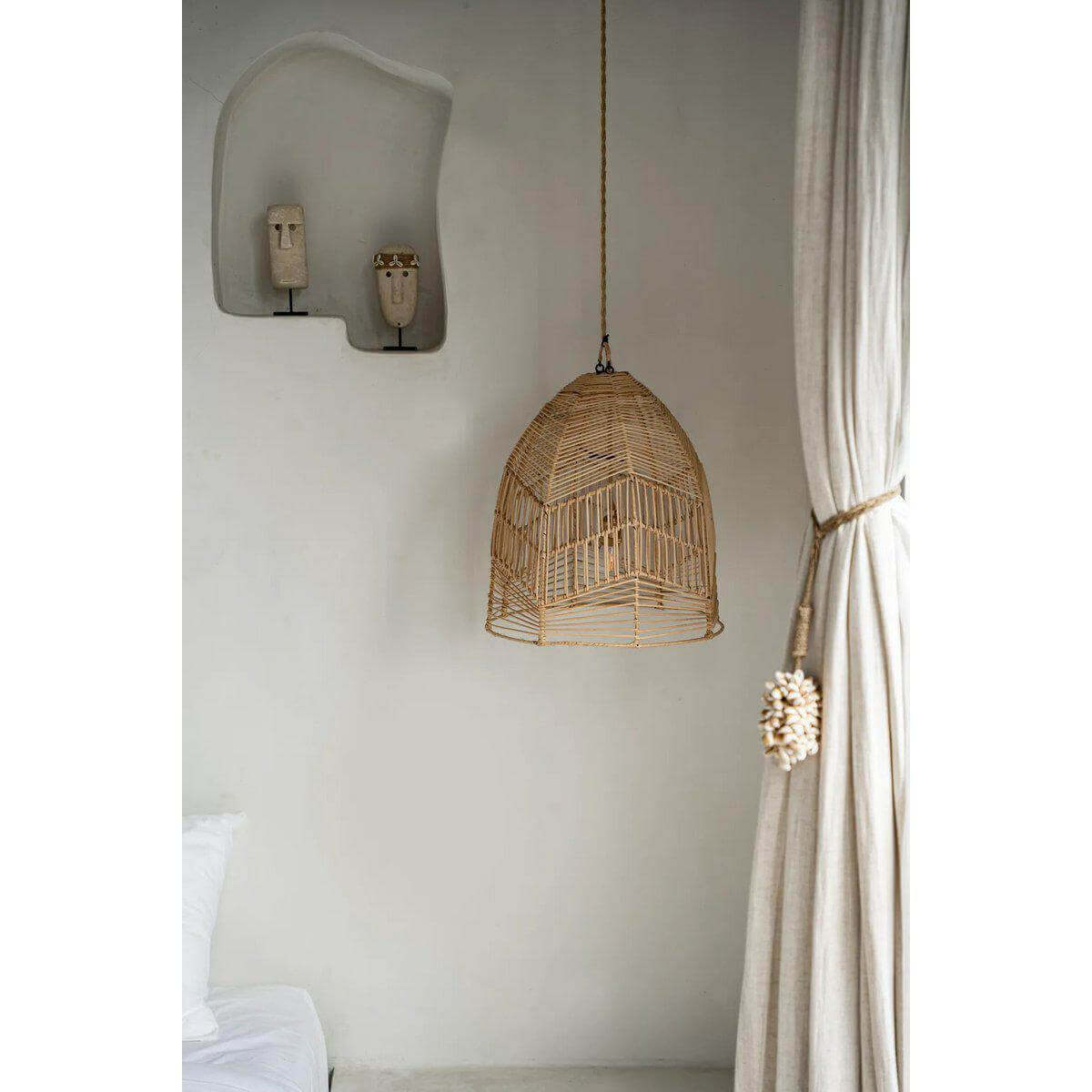 Handgemaakte rotan hanglamp Bala in een rustige slaapkamer met boho-stijl. Perfect voor woonruimtes, kinderkamers en terrassen.