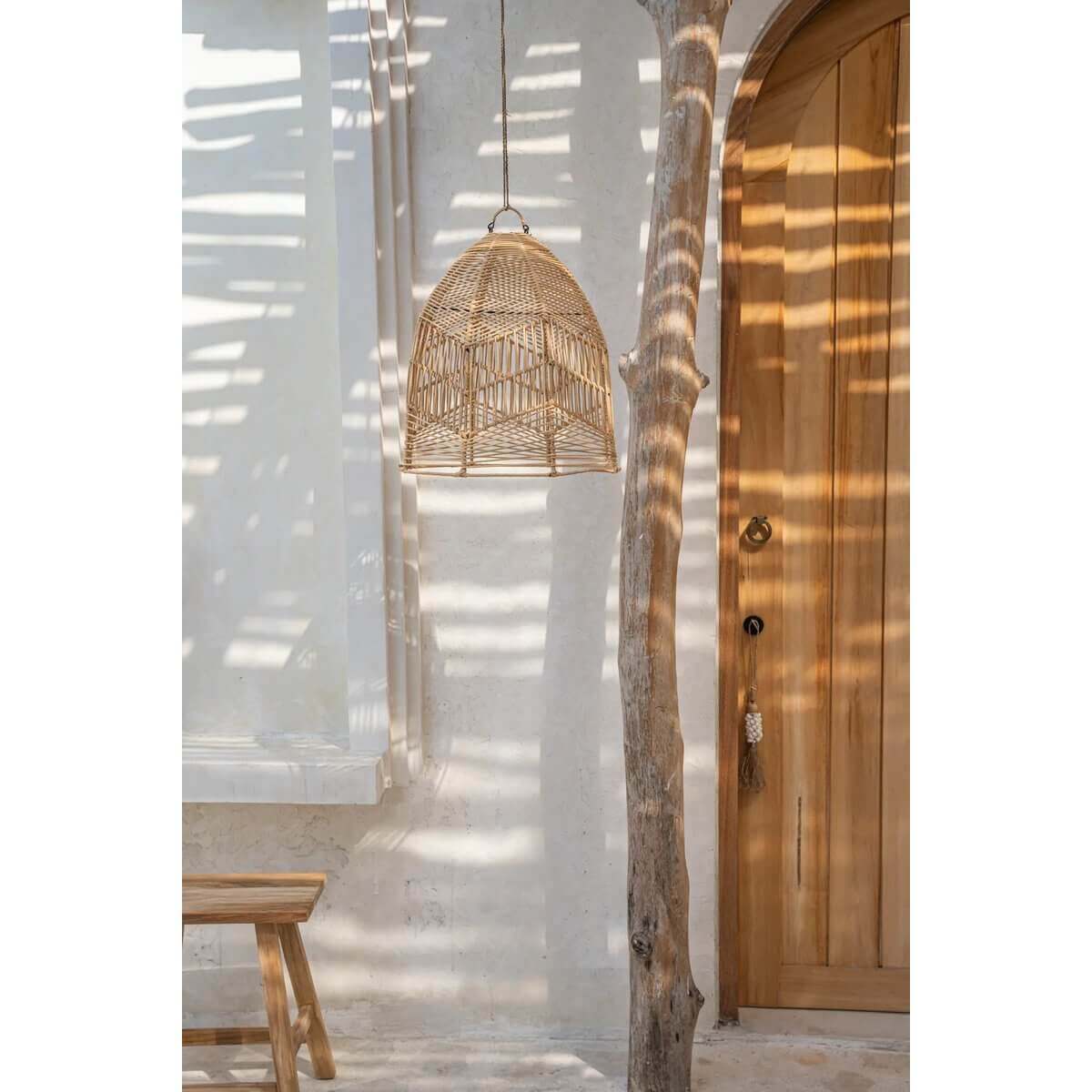 Rotan hanglamp Bala in boho stijl, ideaal voor slaapkamer of terras, zonder elektrische bedrading. Deur en schaduw in achtergrond.