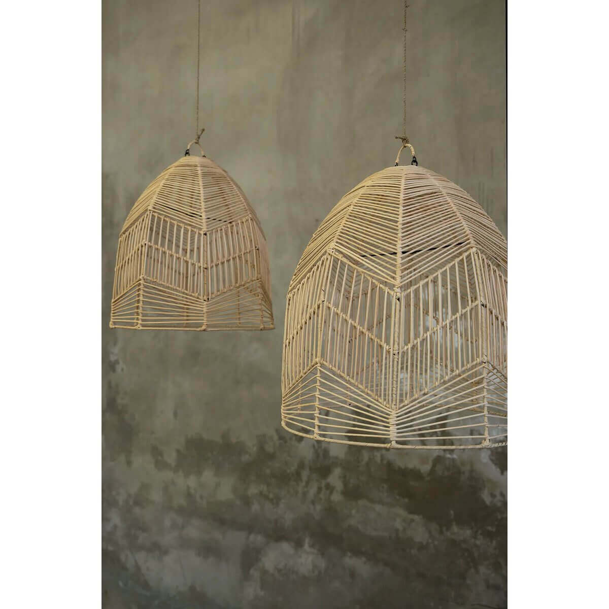Twee rotan hanglampen Bala in natuurlijk boho ontwerp, perfect voor slaapkamer, kinderkamer, woonkamer of overdekt terras.