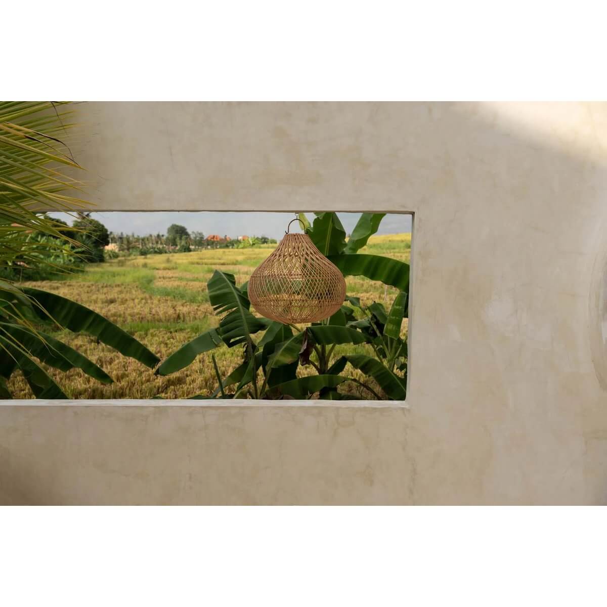 Rotan hanglamp in boho-stijl voor slaapkamer, kinderkamer of overdekte buitenruimte, zonder elektrische bedrading. Natuurlijk uitzicht.