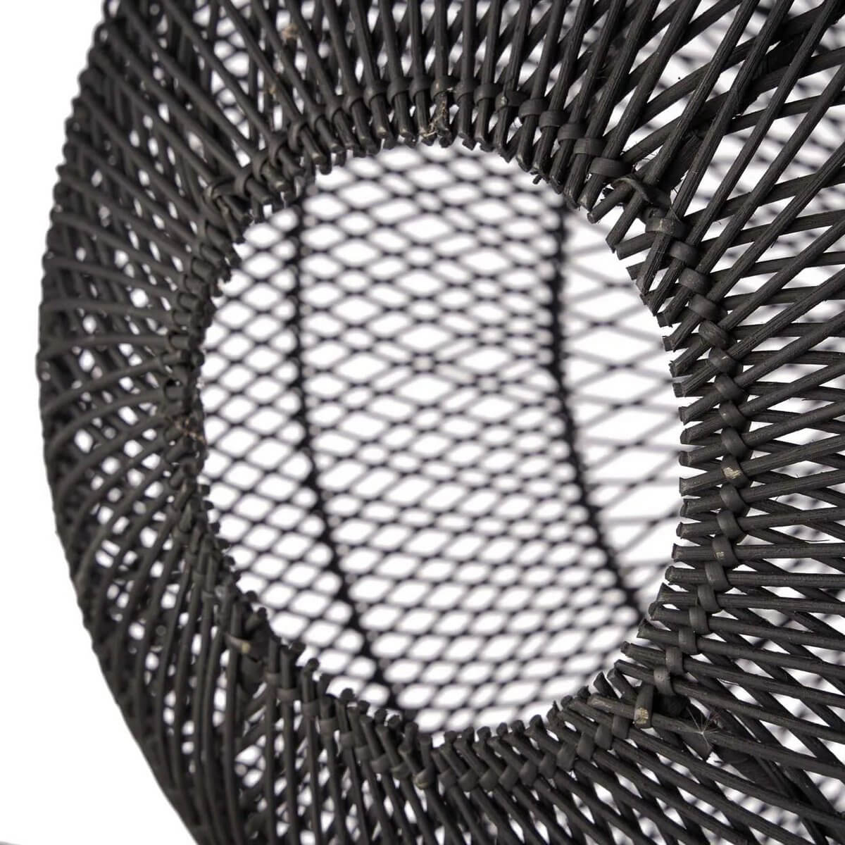 Close-up van zwarte rotan geweven Bubble Pendant lamp voor moderne interieurstijl.