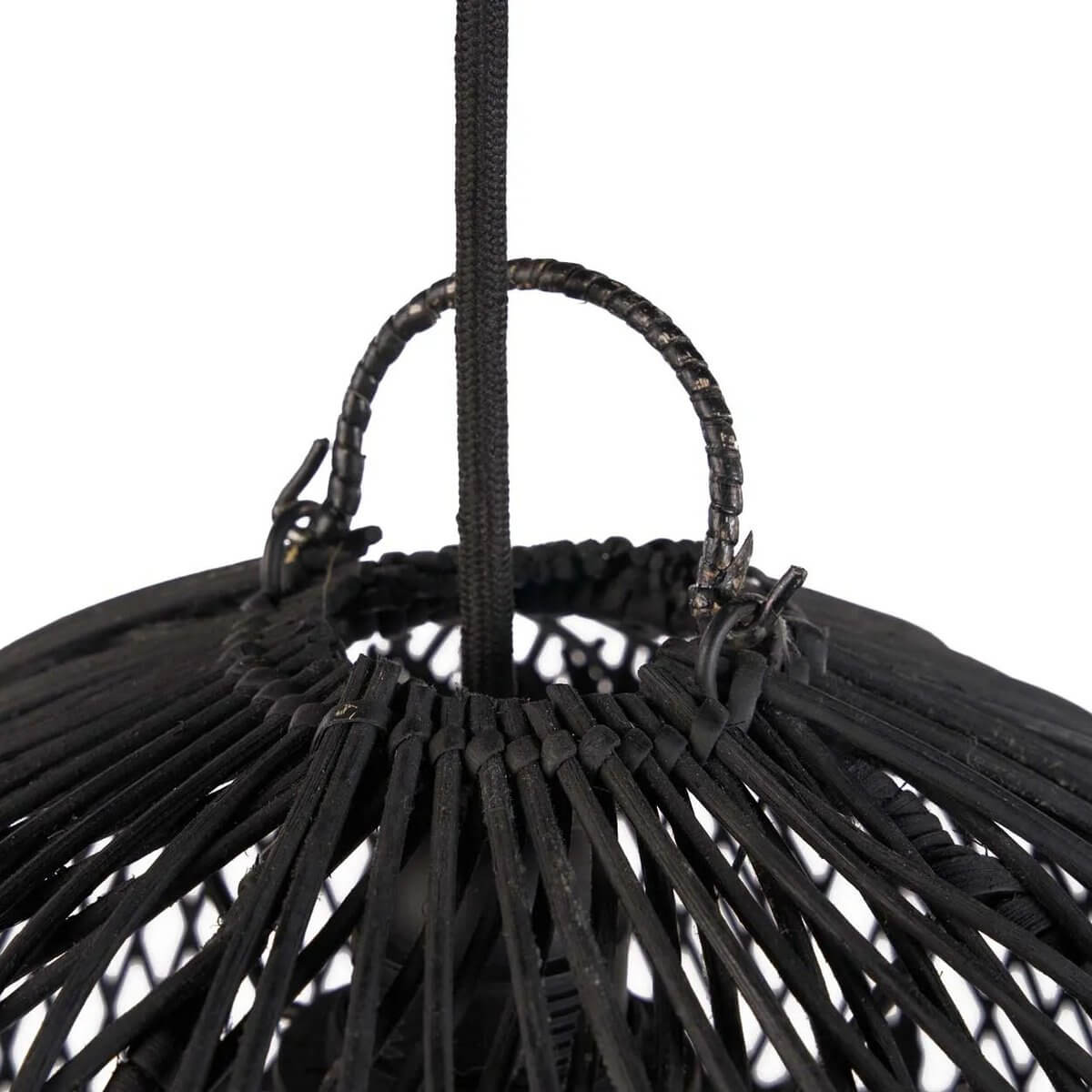 Close-up van de zwarte Bubble Pendant lamp met rattan geweven ontwerp, voor een moderne en speelse interieur uitstraling.