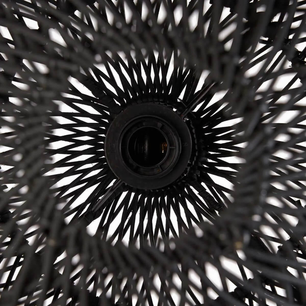 Zwarte Bubble Pendant - S, speelse rieten lamp voor moderne en bohemien interieurs, creëert een uitnodigende sfeer.