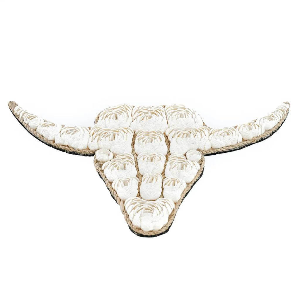 Decoratieve stier gemaakt van witte schelpen, perfecte bloemige wanddecoratie voor elke ruimte.
