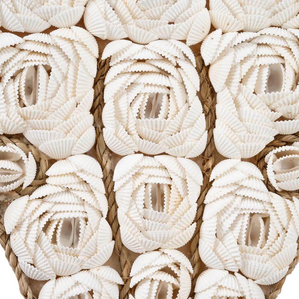 Decoratieve stier met witte schelpen bloemen, uniek kunstwerk voor thuisdecoratie.