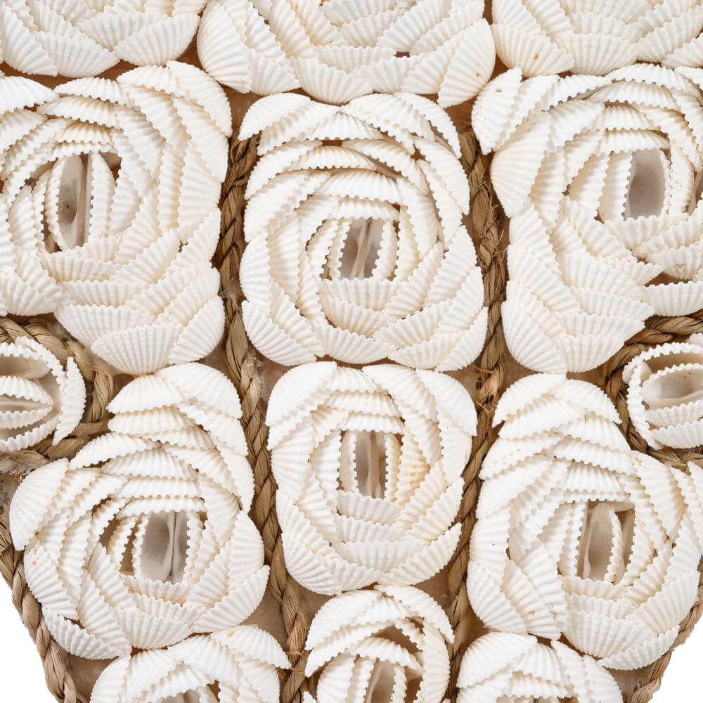 Decoratieve stier gemaakt van witte schelpen in bloemvormen, perfect voor wanddecoratie. Uniek accessoire voor elk interieur.