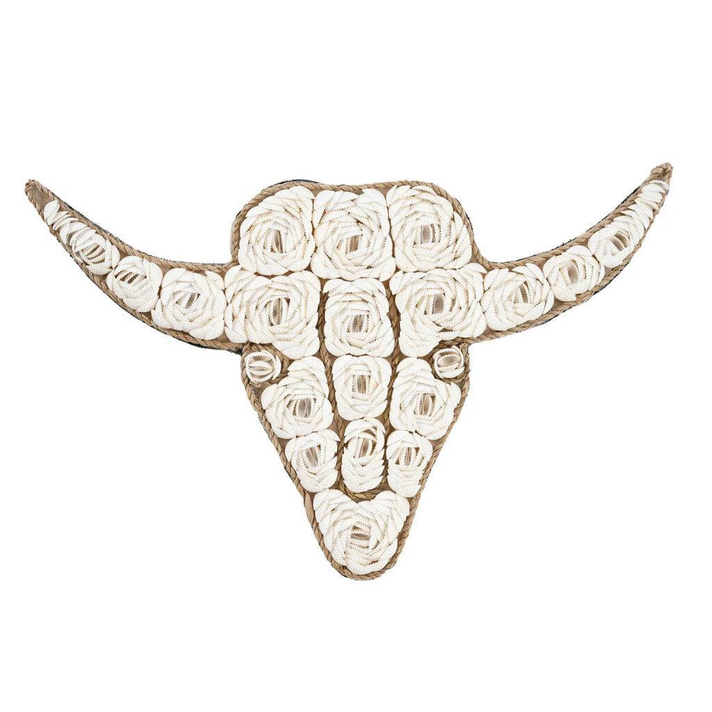Decoratieve stierenhoofd van witte schelpen in bloemvormen, perfect als unieke wanddecoratie voor je huis.