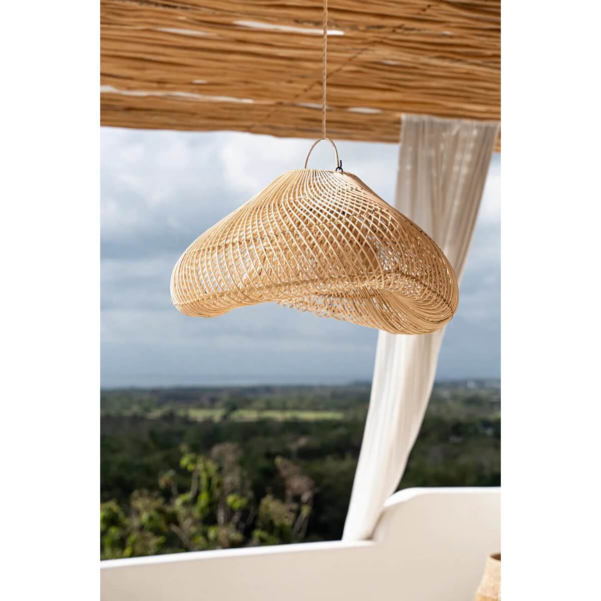 Natuurlijke hanglamp "The Cloud" zwevend als een zachte wolk, ideaal voor warme en uitnodigende interieurs.