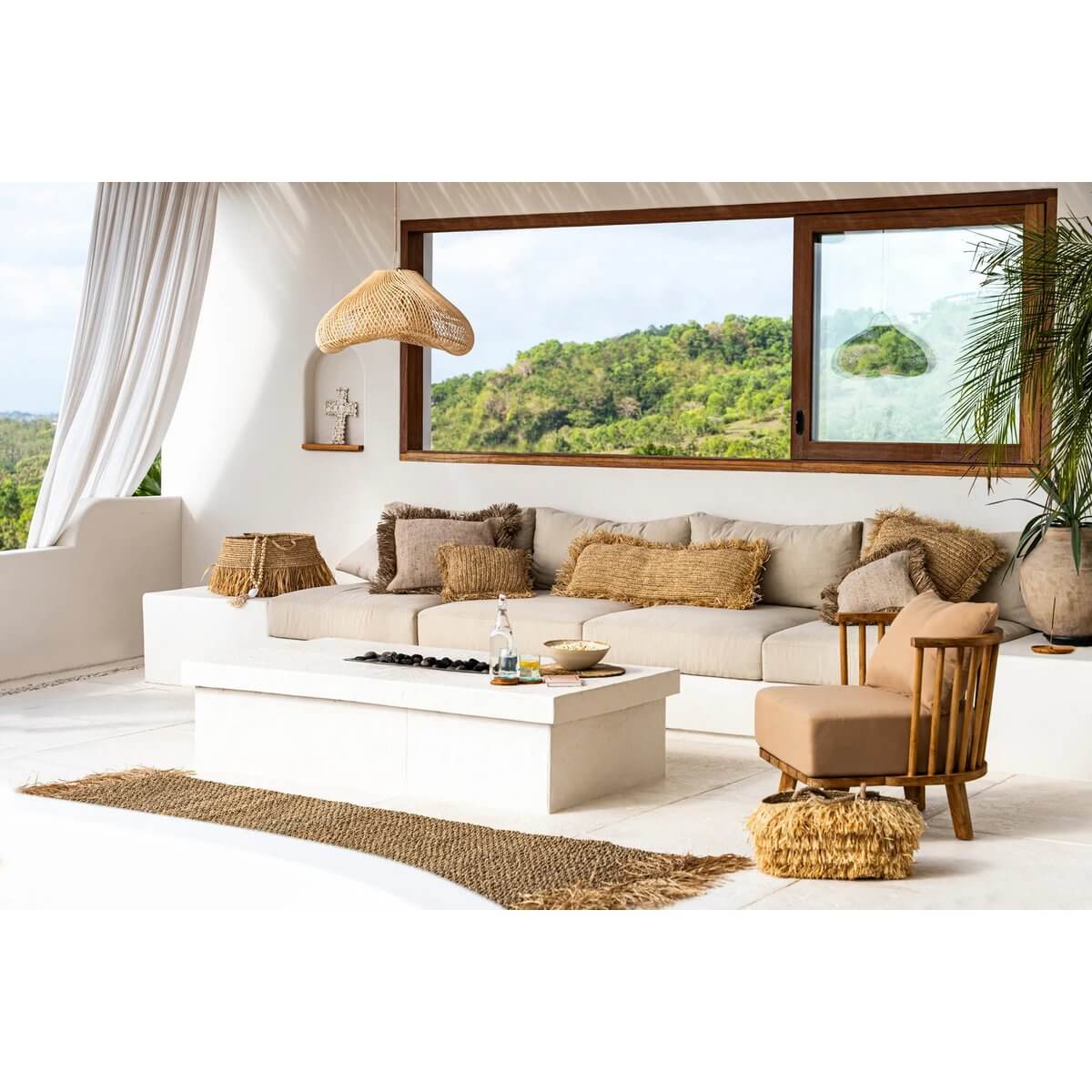 Stijlvolle woonkamer met The Cloud Hanglamp - Naturel liggend boven een comfortabele zithoek met beige en houten elementen.