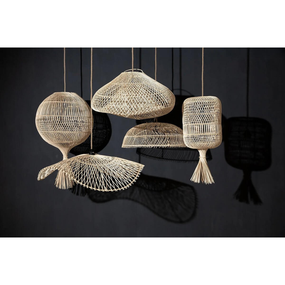 The Cloud Hanglamp - Naturel - M in een donkere ruimte, vijf prachtige hanglampen van natuurlijke materialen, zwevend als wolken.
