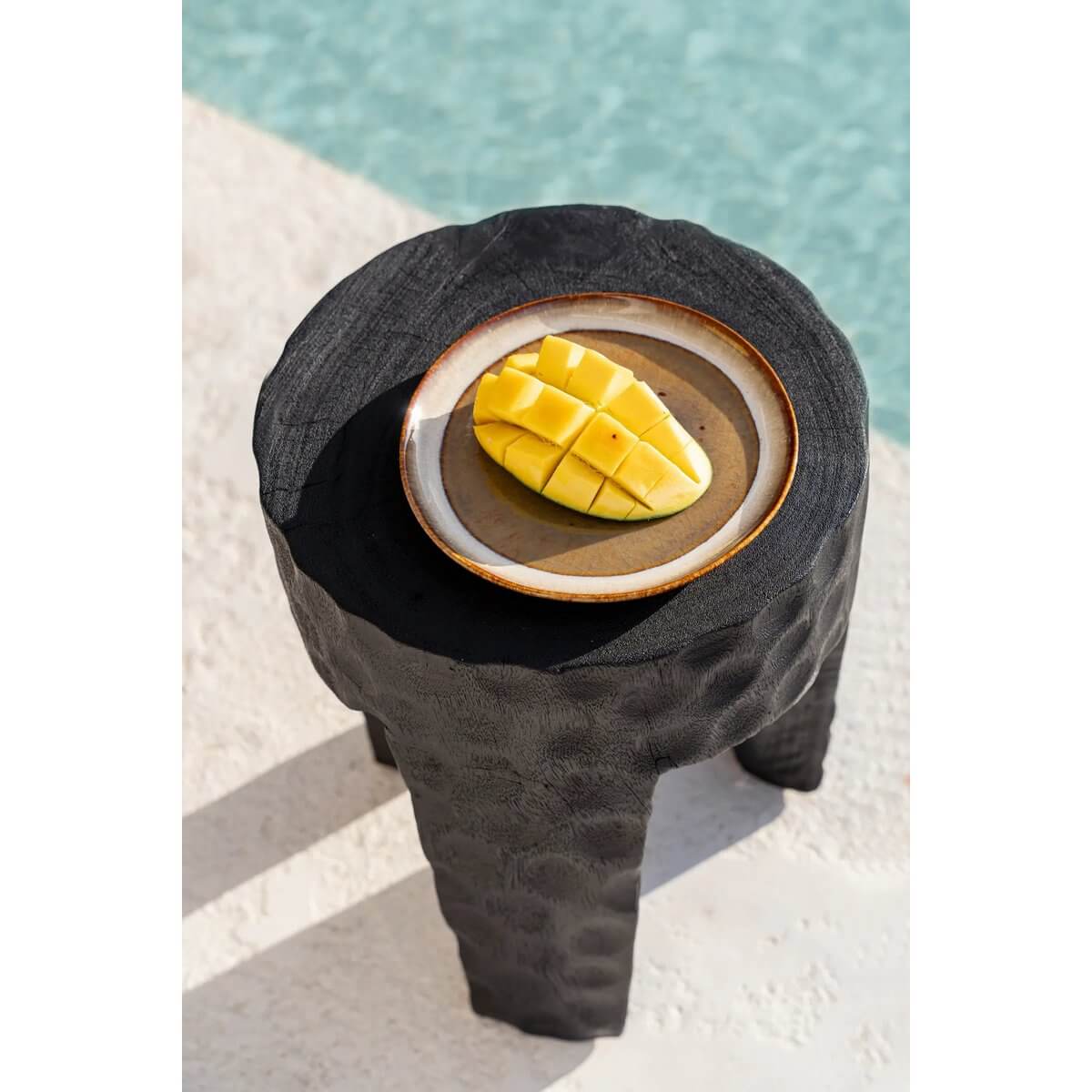 Gezellig zomers tafereel met mango op handgemaakt Portugees keramiek bord, perfect voor elke gelegenheid aan de rand van een zwembad. Elegantie ontmoet karakter.