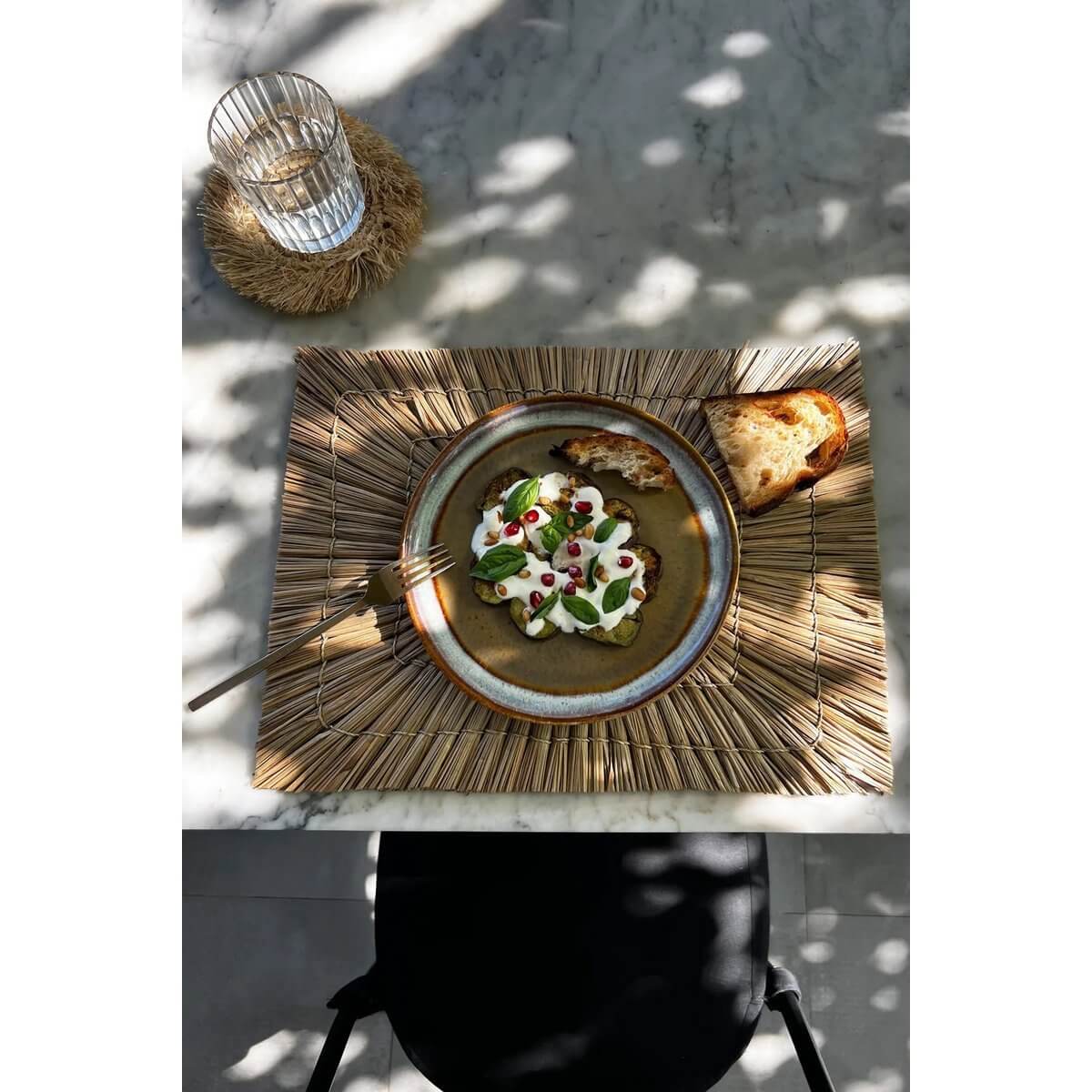 Stijlvolle brunchopstelling met Comporta Salad Plate, kaasborden en gevlochten placemat op marmeren tafel.