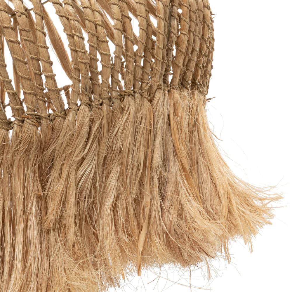 Close-up van Hippy Tipi hanglamp met abacagras details, natuurlijke uitstraling, perfect voor tropisch interieur.