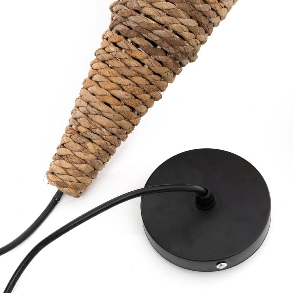 Hippy Tipi hanglamp met gedraaide abacagras stam en zwarte basis.