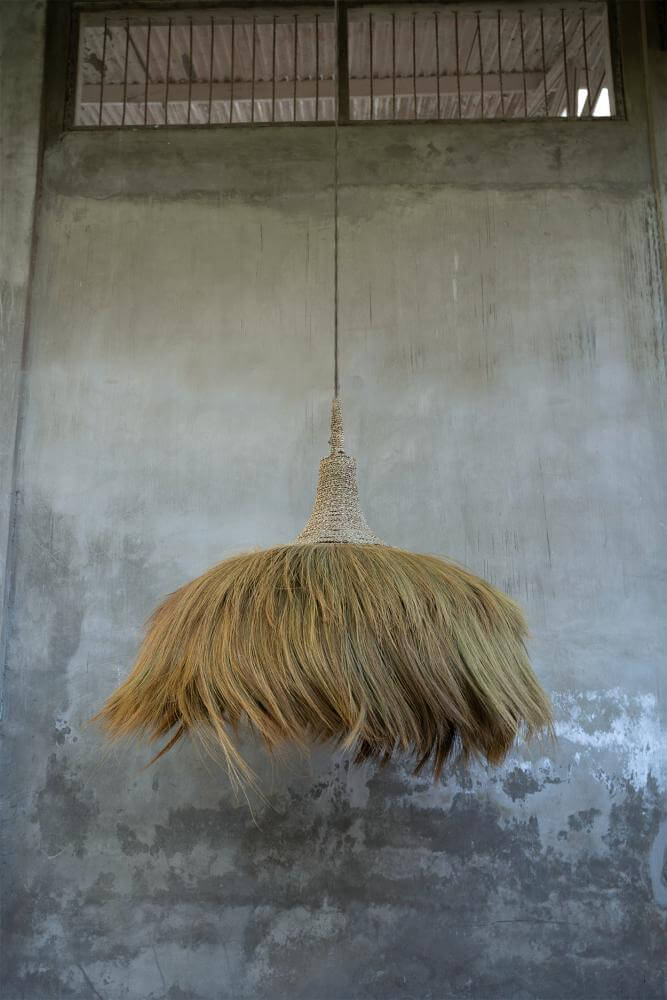 Een handgemaakte Makiki Pendant XL hanglamp van mendong-gras, ideaal voor een tropische sfeer in de woonkamer.