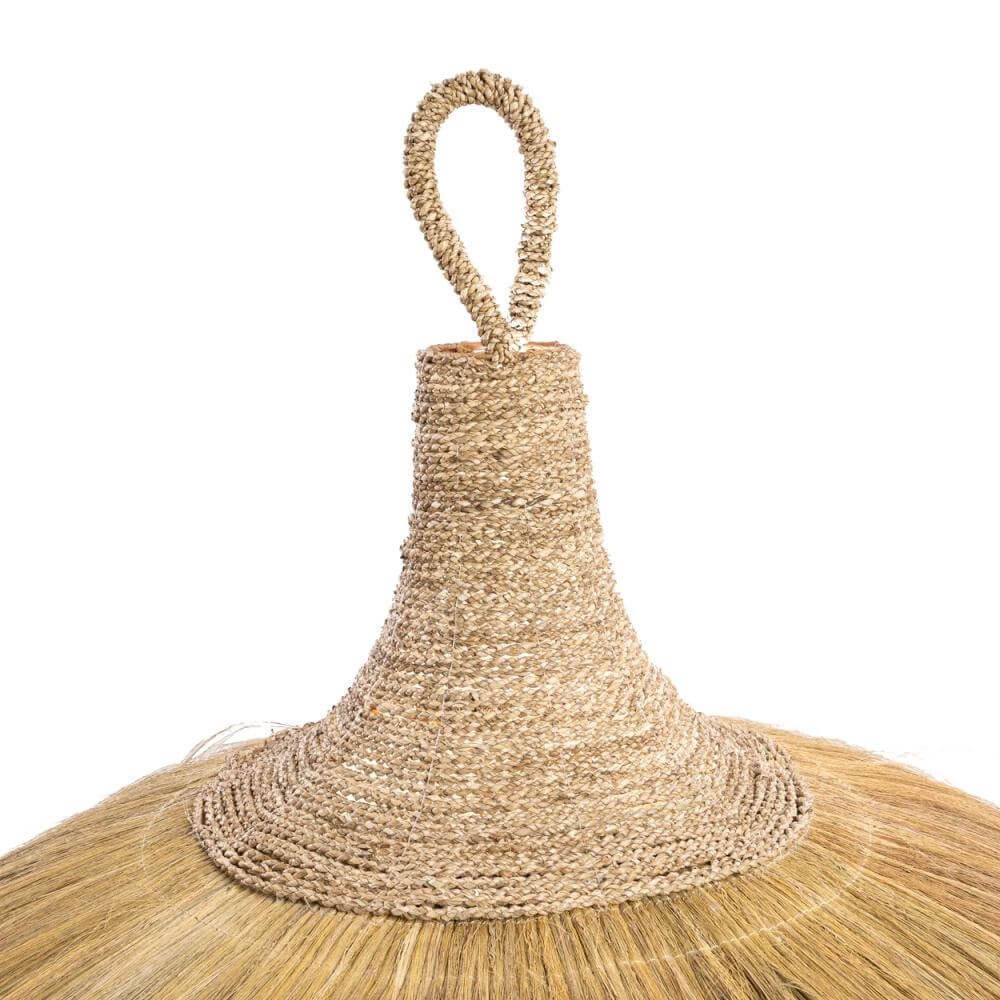 Makiki Pendant XL met handgemaakte mendong-gras structuur, geïnspireerd door tropische strandclubs, perfecte sfeerverlichting.