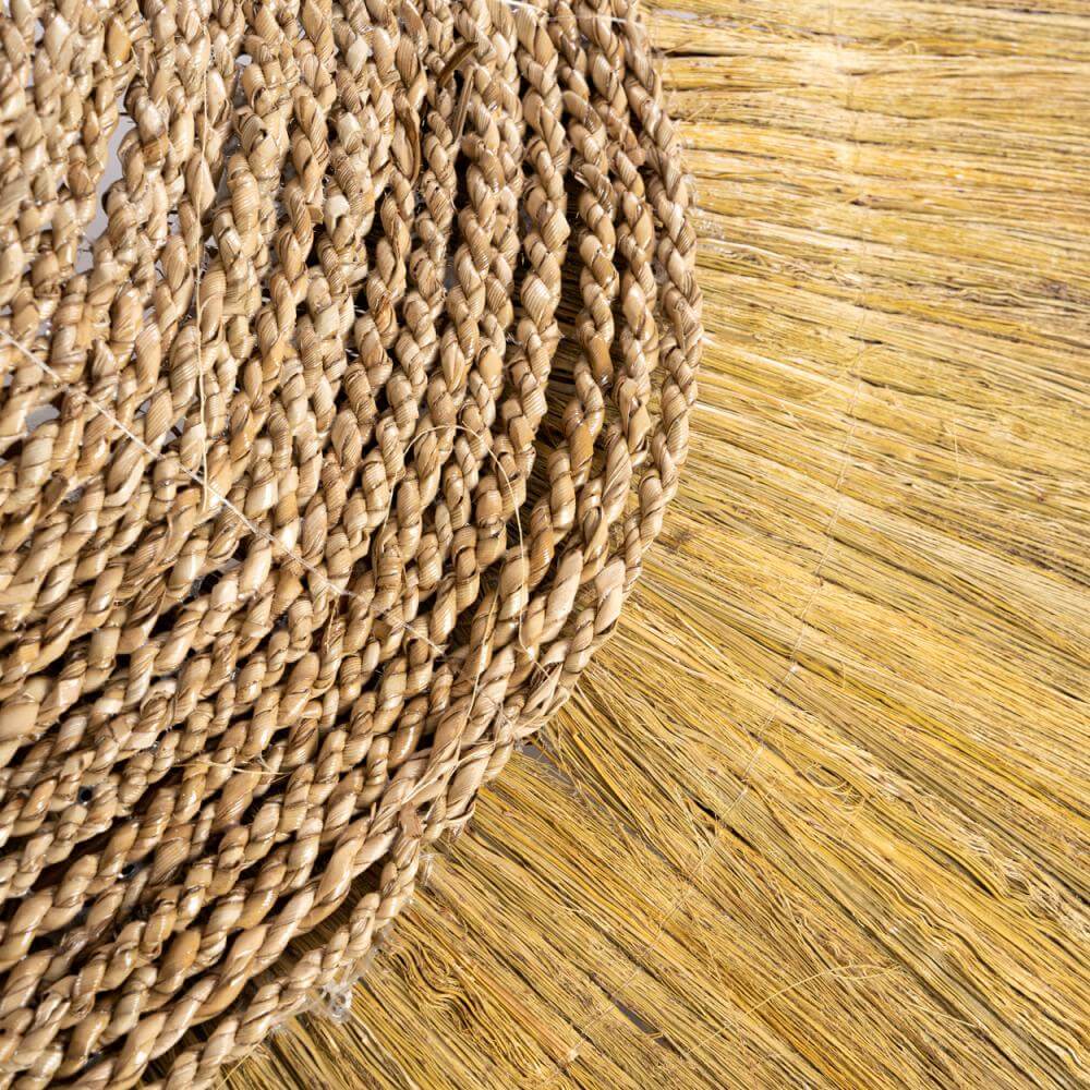 Detail van de met de hand gemaakte Makiki Pendant XL met mendong-gras, perfect voor een tropische sfeer in je woonkamer.