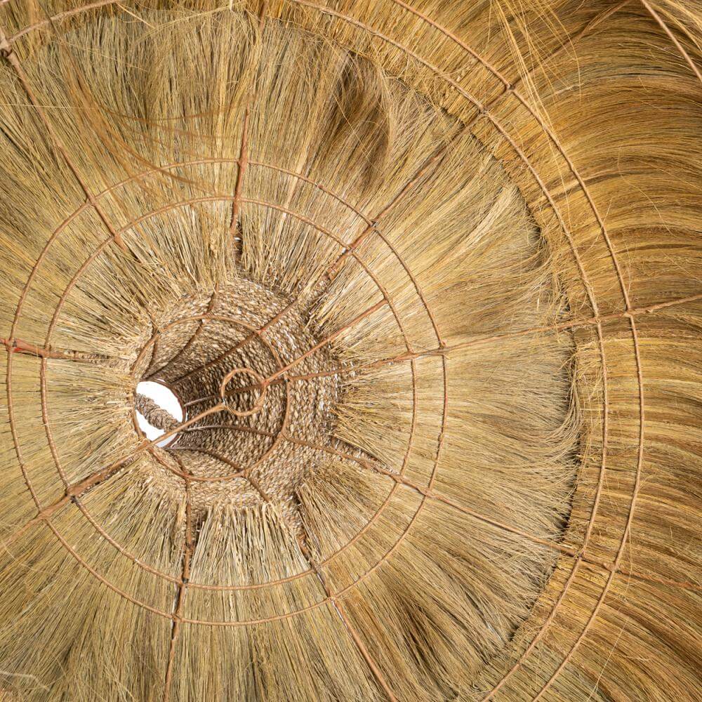 Alt Tag: Detail van de Makiki Pendant XL, handgemaakt van mendong-gras, een eyecatcher voor je interieur.