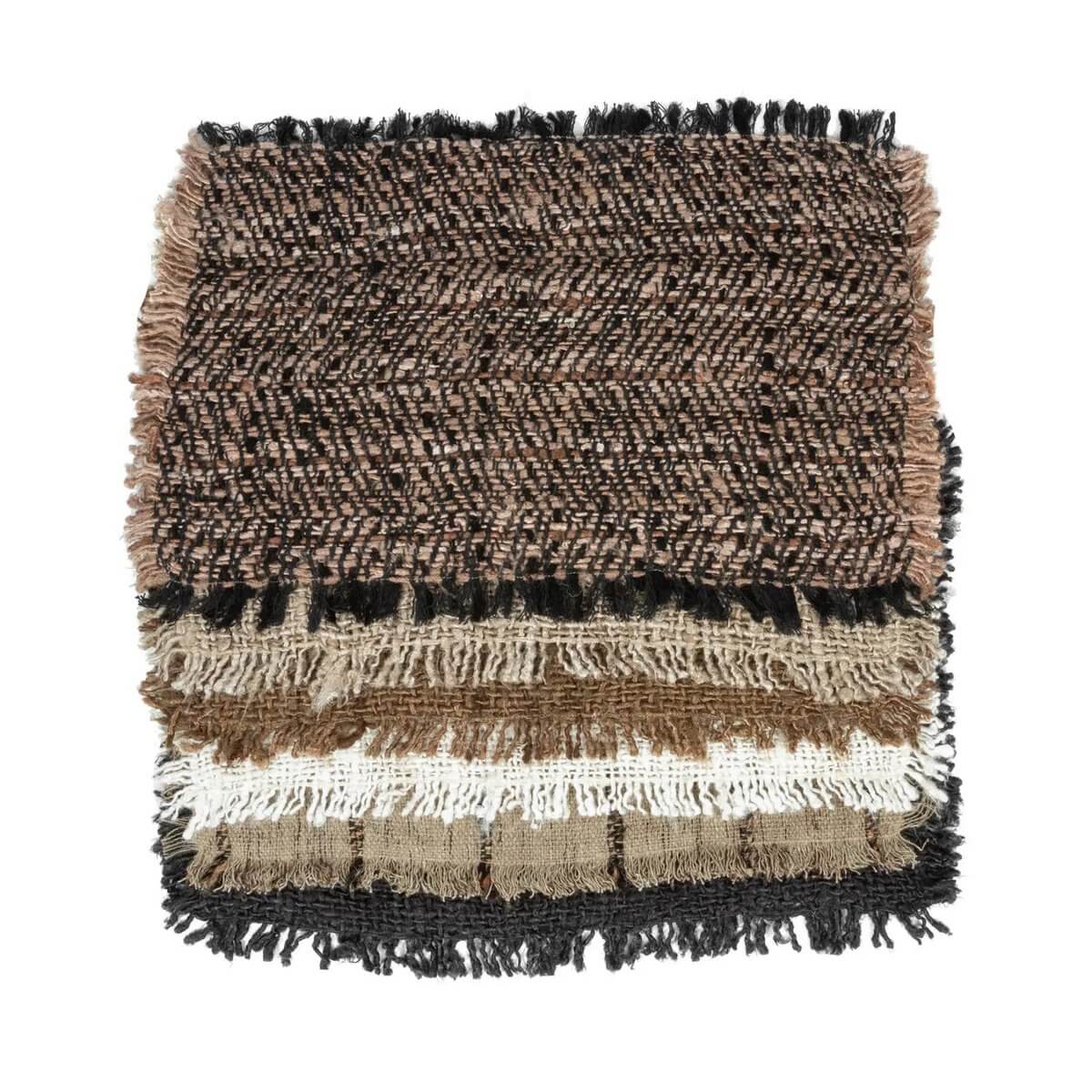 Set van 4 beige katoenen placemats met wafelstructuur en zijdelook, handgemaakt voor een luxueuze tafelsetting.