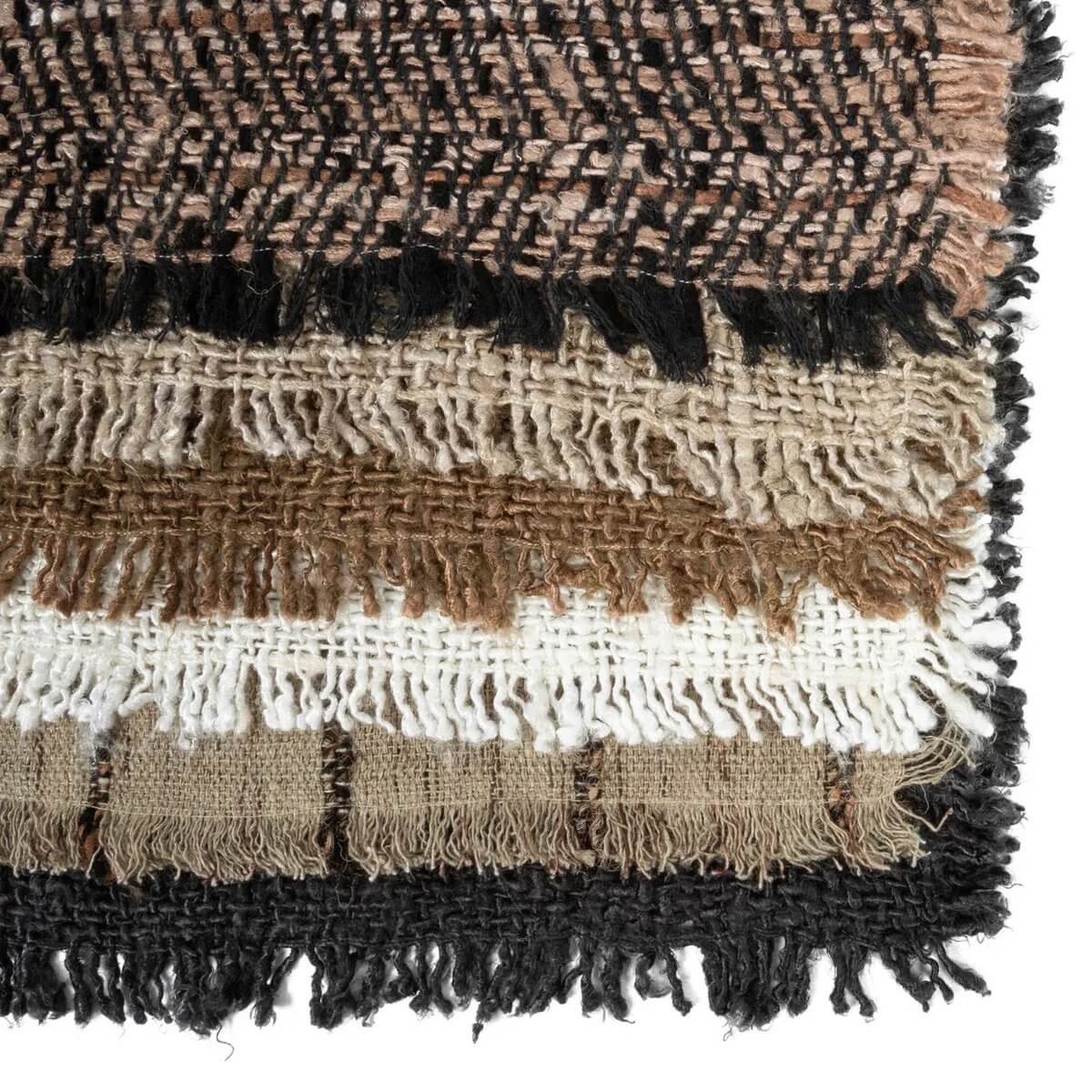 Stapel van beige katoenen placemats met wafelstructuur en zijdelook, perfect voor elke tafelsetting, set van 4.