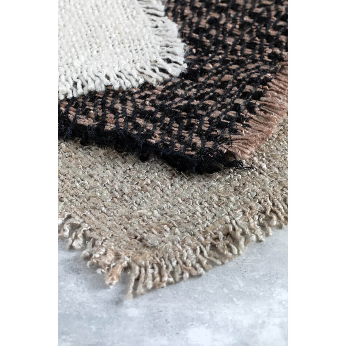 Set van 4 luxe beige katoenen placemats met wafelstructuur en zijdelook voor elegante tafeldecoratie. Handgemaakt textielontwerp.