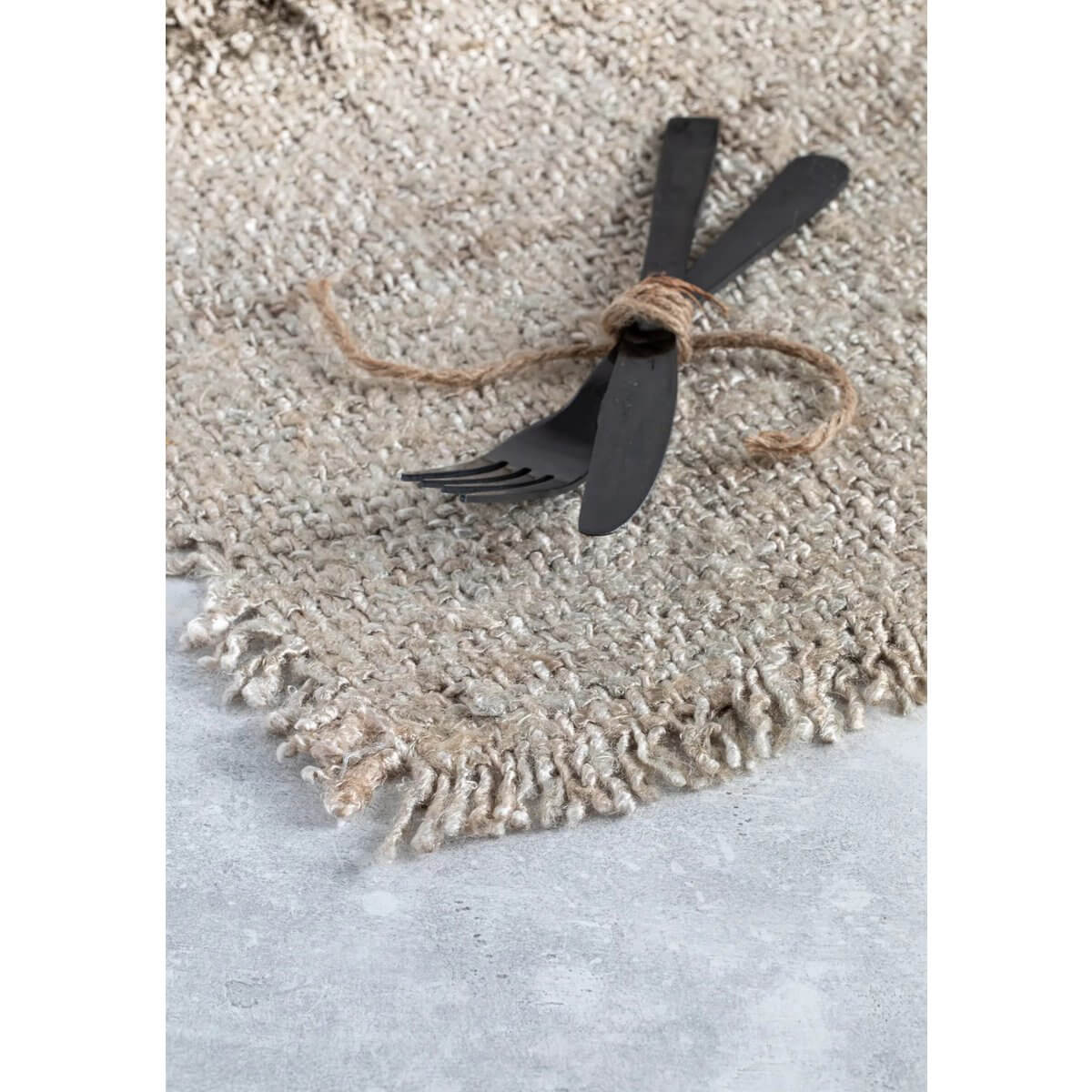 Alt Tag: Beige katoenen placemat met wafelstructuur en zwarte bestek, perfect voor een luxe tafelsetting.