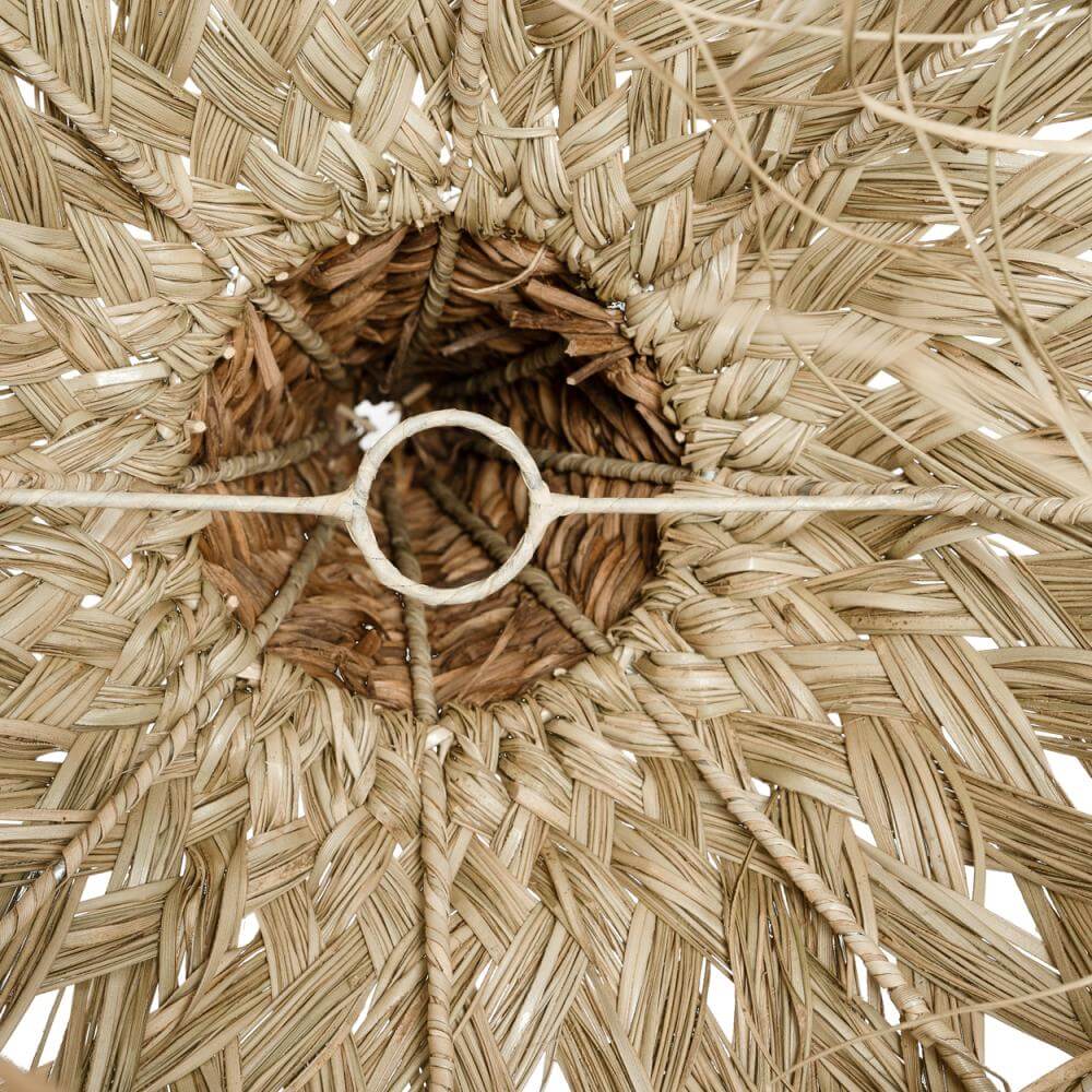 Gedetailleerde close-up van een hanglamp geweven met sisal en bananenblad, perfect voor een natuurlijke stranduitstraling in huis.