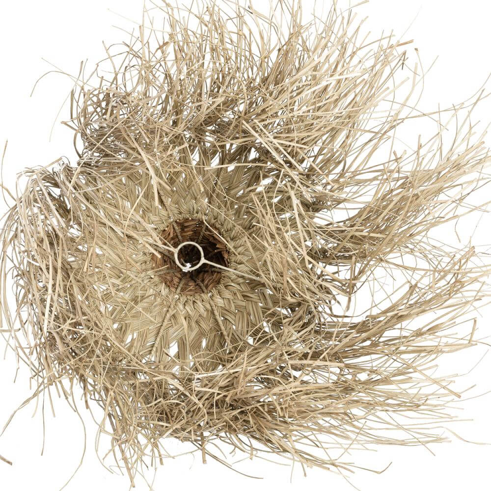 Handgemaakte hanglamp van sisal en bananenblad met beach vibes, perfect voor binnen en buiten.